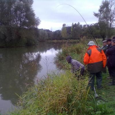 Le 14 octobre, BERNARD pêche tranquillement la truite.