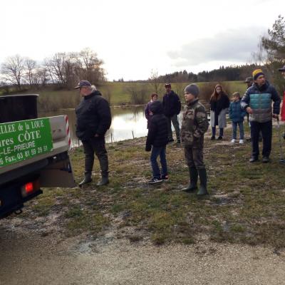 Pas mal de personnes pour l'alevinage